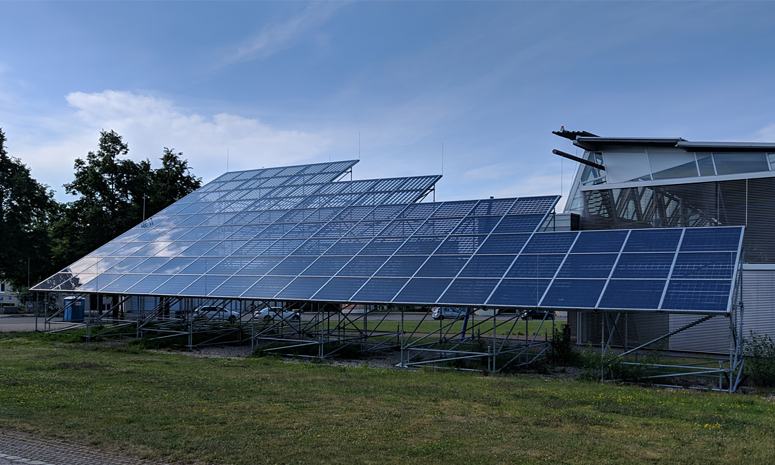 Photovoltaikanlage vor dem Hysolarhaus in Stuttgart unter blauem Himmel